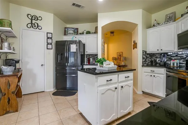 $2,100 | 909 Hunter Lane, Burleson, TX 76028