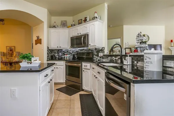 $2,100 | 909 Hunter Lane, Burleson, TX 76028