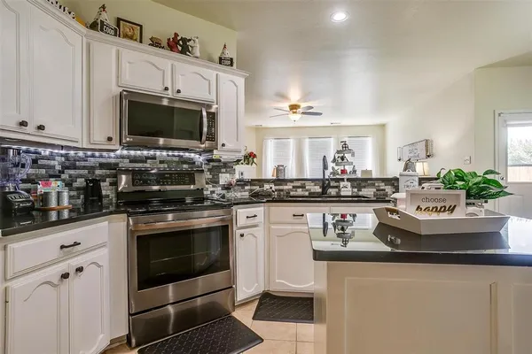 $2,100 | 909 Hunter Lane, Burleson, TX 76028