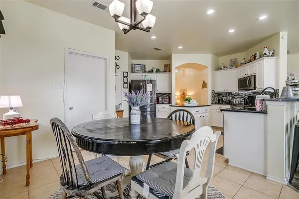 $2,100 | 909 Hunter Lane, Burleson, TX 76028