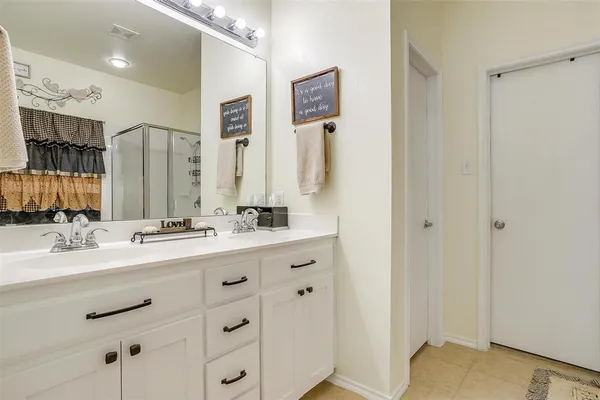 $2,100 | 909 Hunter Lane, Burleson, TX 76028