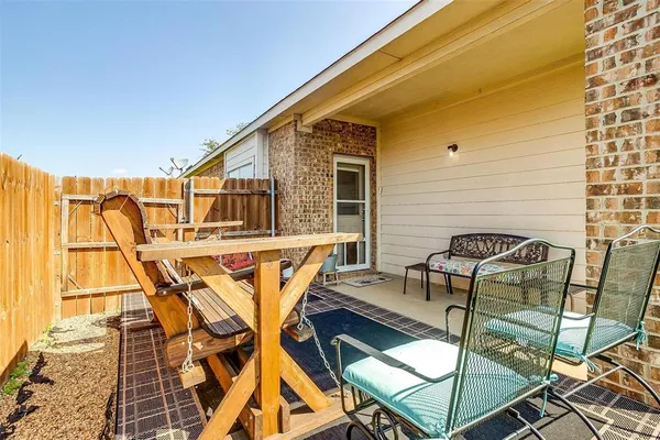 $2,100 | 909 Hunter Lane, Burleson, TX 76028