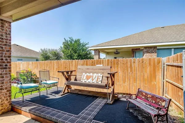 $2,100 | 909 Hunter Lane, Burleson, TX 76028