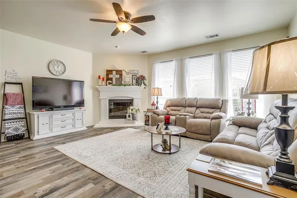 $2,100 | 909 Hunter Lane, Burleson, TX 76028