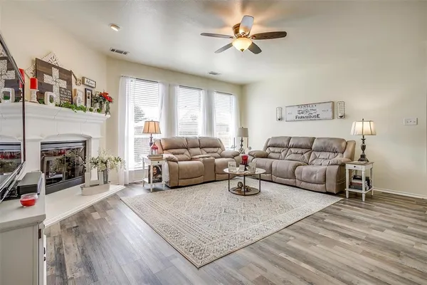 $2,100 | 909 Hunter Lane, Burleson, TX 76028