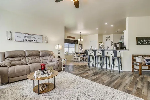 $2,100 | 909 Hunter Lane, Burleson, TX 76028