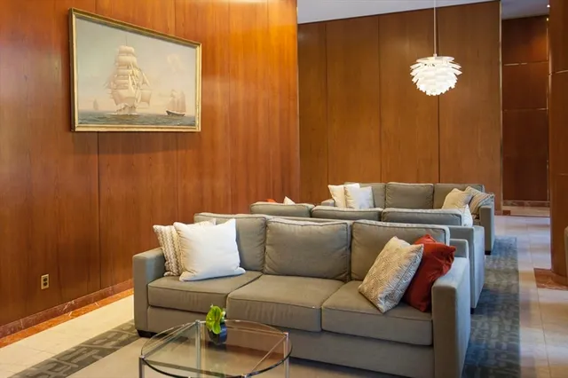 $3,400 | 65 East India Row, Unit 10A, Boston, MA 02110