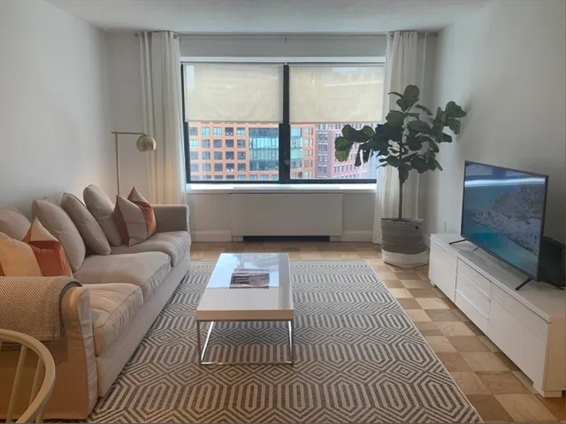 $3,400 | 65 East India Row, Unit 10A, Boston, MA 02110
