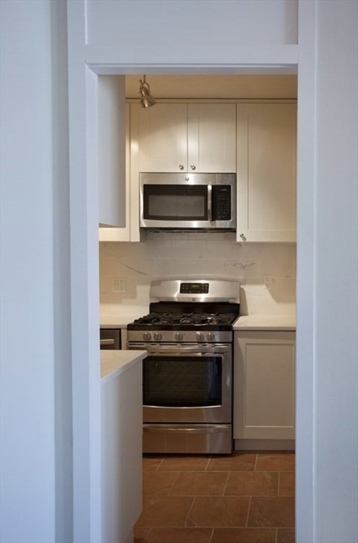 65 East India Row, Unit 10A Boston, MA 02110 - Photo 3 of 17 a stove top oven sitting inside of a kitchen