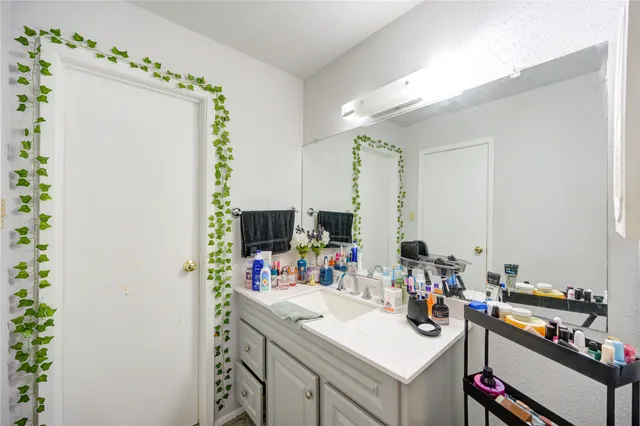 $159,990 | 14911 Wunderlich Drive, Unit 413, Houston, TX 77069