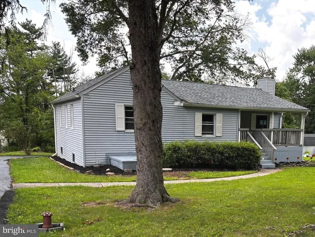 a view of a house with backyard and garden