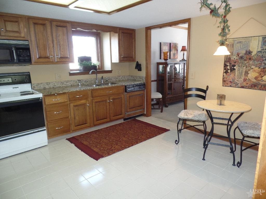 8322 Hawk Spring Hill Fort Wayne, IN 46825 - Photo 6 of 30 Gallery Image 6