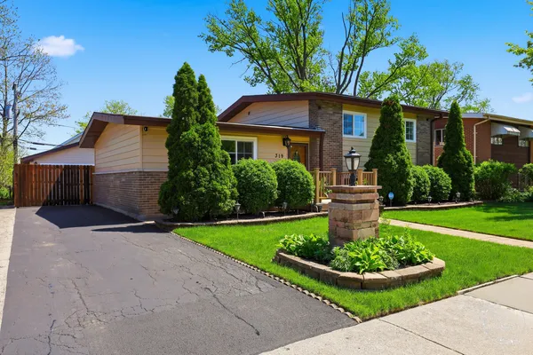 $299,900 | 319 North Bradley Drive, Chicago Heights, IL 60411