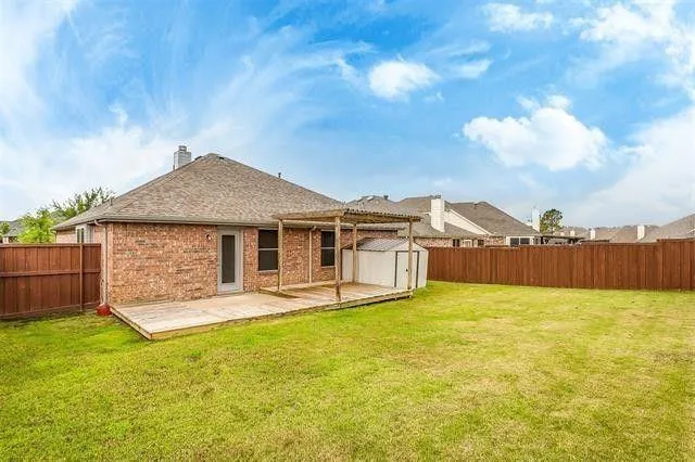 a view of a backyard