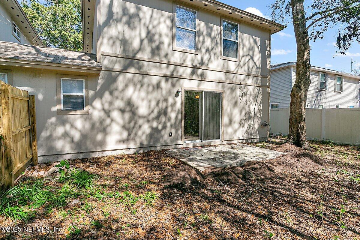 452 Dutton Island Road West Atlantic Beach, FL 32233 - Photo 18 of 28 a backyard of a house