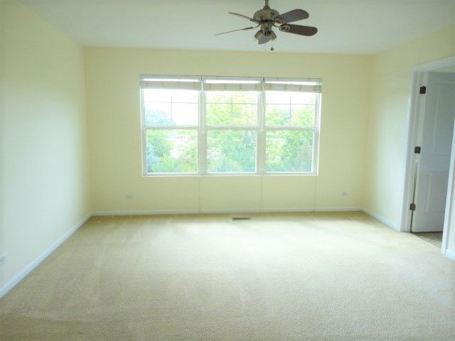 490 Grosvenor Lane Aurora, IL 60504 - Photo 11 of 16 an empty room with a window
