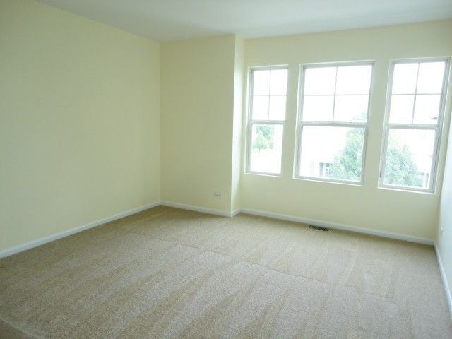 490 Grosvenor Lane Aurora, IL 60504 - Photo 14 of 16 an empty room with a window