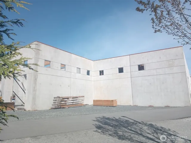 a view of a back yard