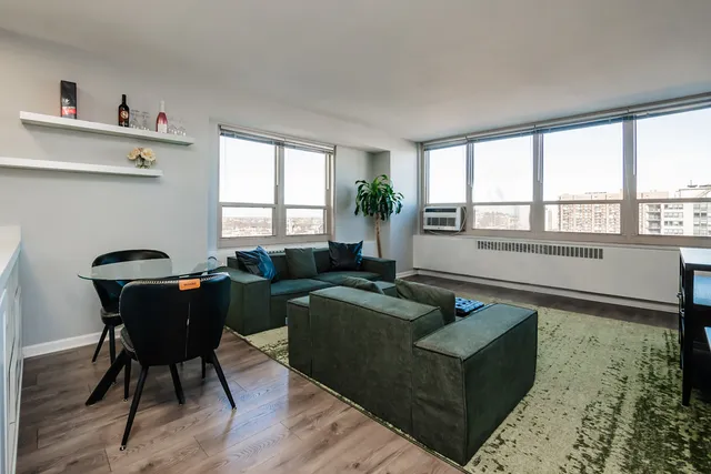 $269,000 | 3950 North Lake Shore Drive, Unit 1811, Chicago, IL 60613