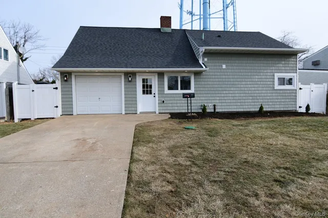 $775,000 | 15 Bond Lane, Hicksville, NY 11801