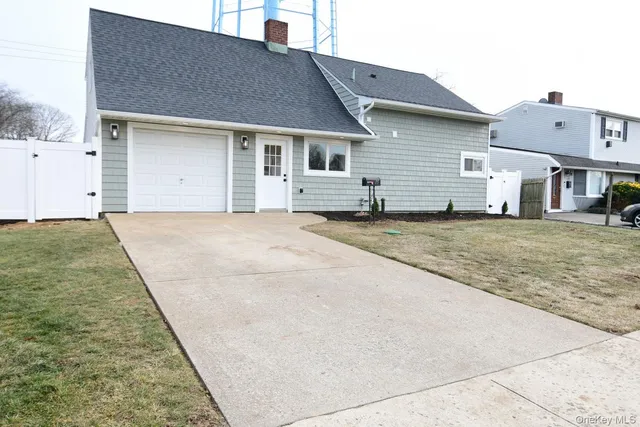 $775,000 | 15 Bond Lane, Hicksville, NY 11801