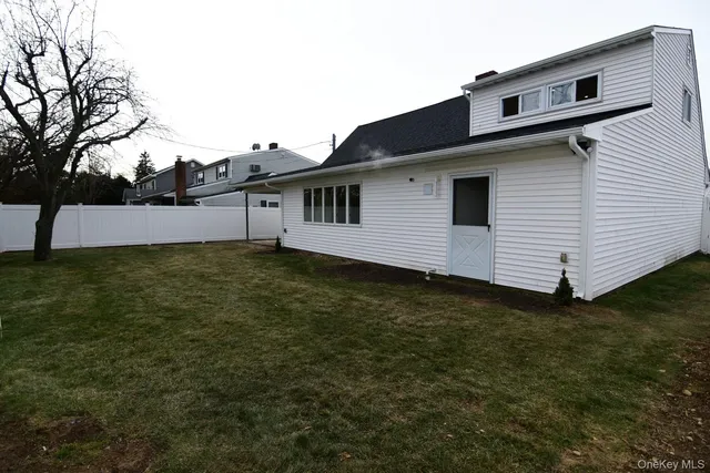 $775,000 | 15 Bond Lane, Hicksville, NY 11801