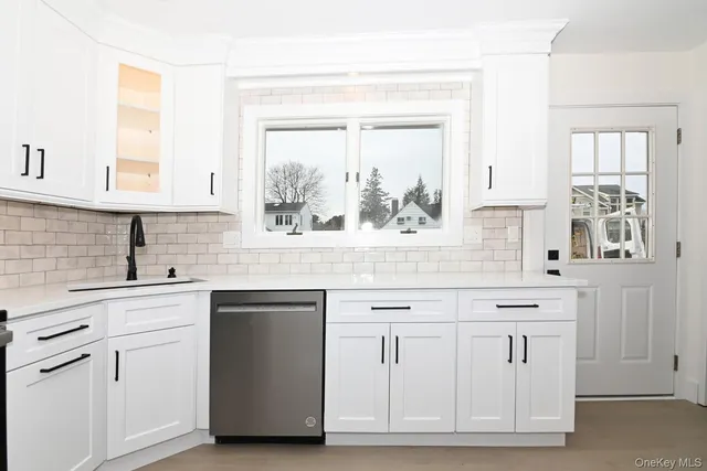 $775,000 | 15 Bond Lane, Hicksville, NY 11801