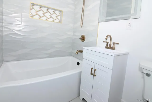 $775,000 | 15 Bond Lane, Hicksville, NY 11801