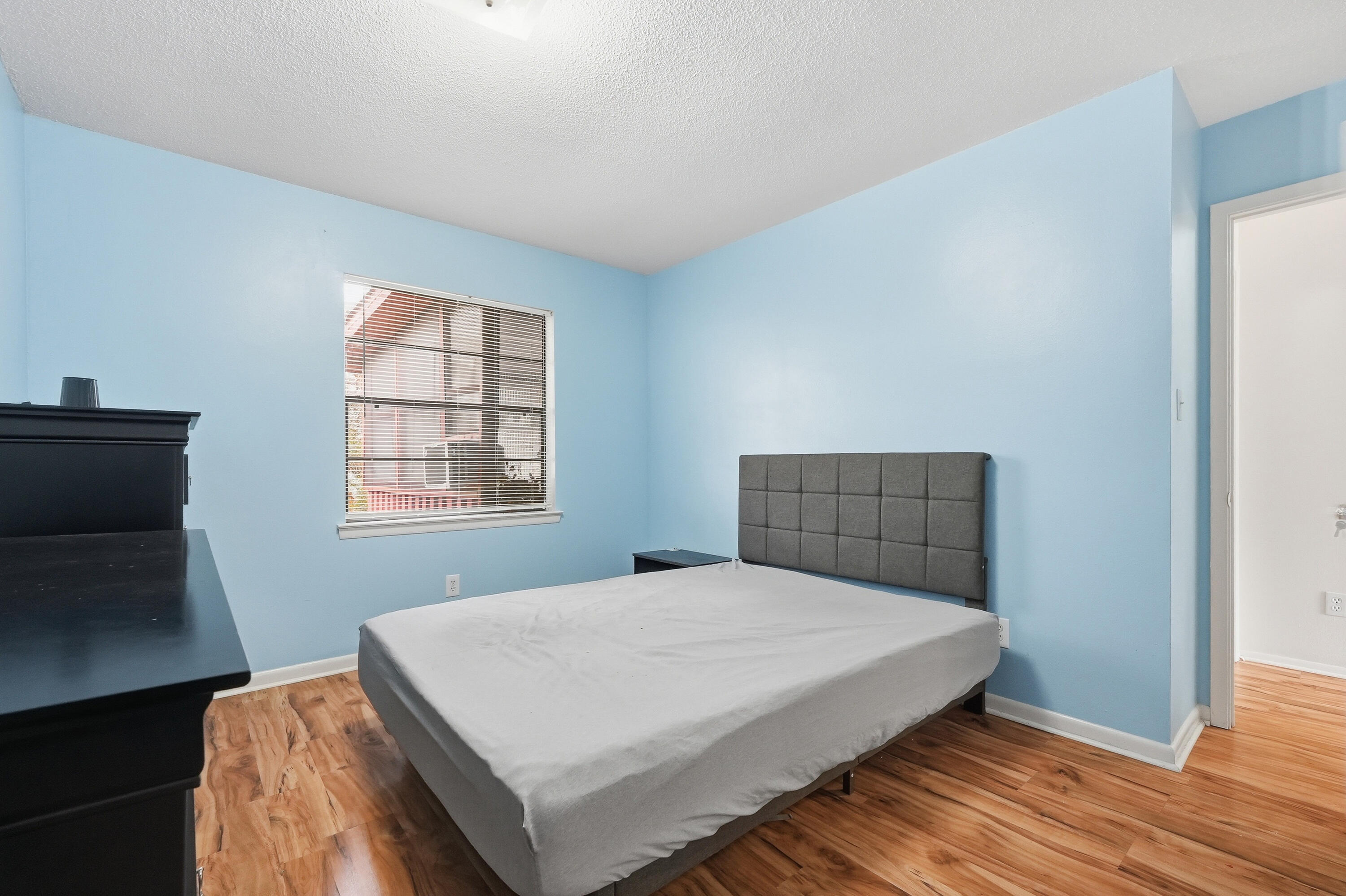 41 12th Street, Unit 68 Shalimar, FL 32579 - Photo 16 of 32 a bedroom with a bed and window
