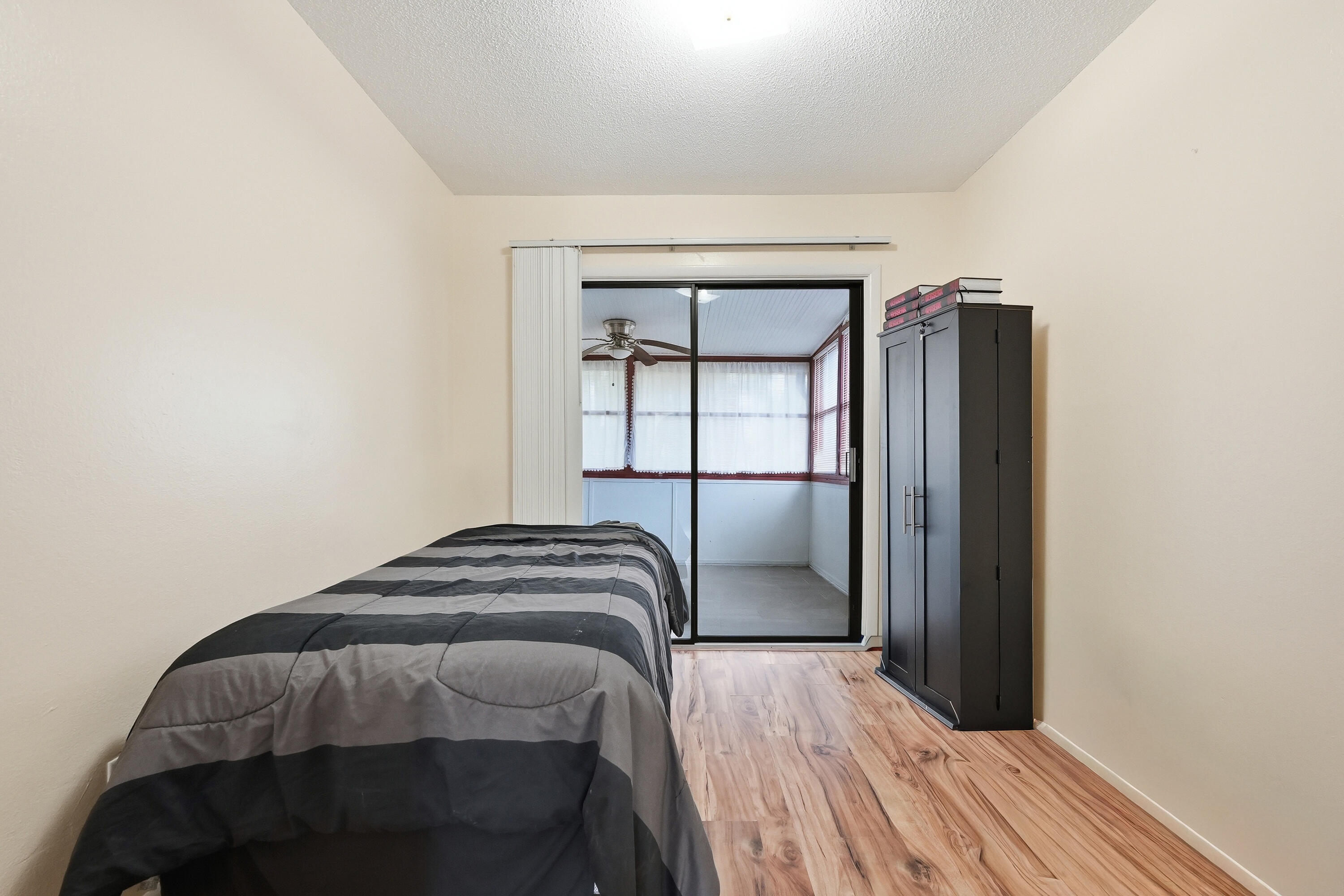 41 12th Street, Unit 68 Shalimar, FL 32579 - Photo 20 of 32 a bedroom with a bed and a window