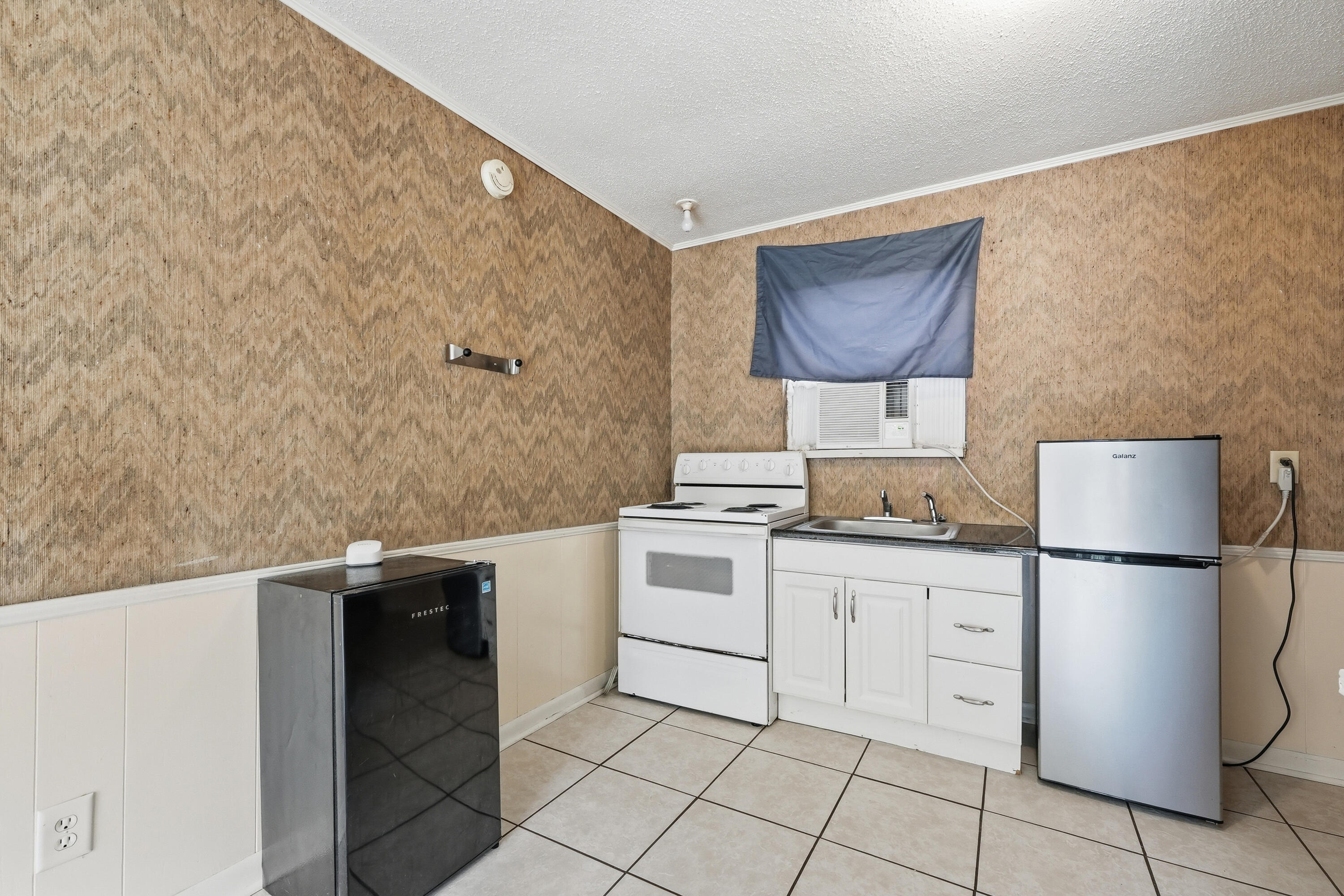 41 12th Street, Unit 68 Shalimar, FL 32579 - Photo 26 of 32 a kitchen with a stove top oven and cabinets