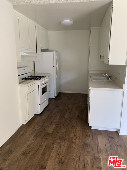 11525 Rochester Avenue, Unit 204 Los Angeles, CA 90025 - Photo 3 of 8 a kitchen with a stove and a refrigerator