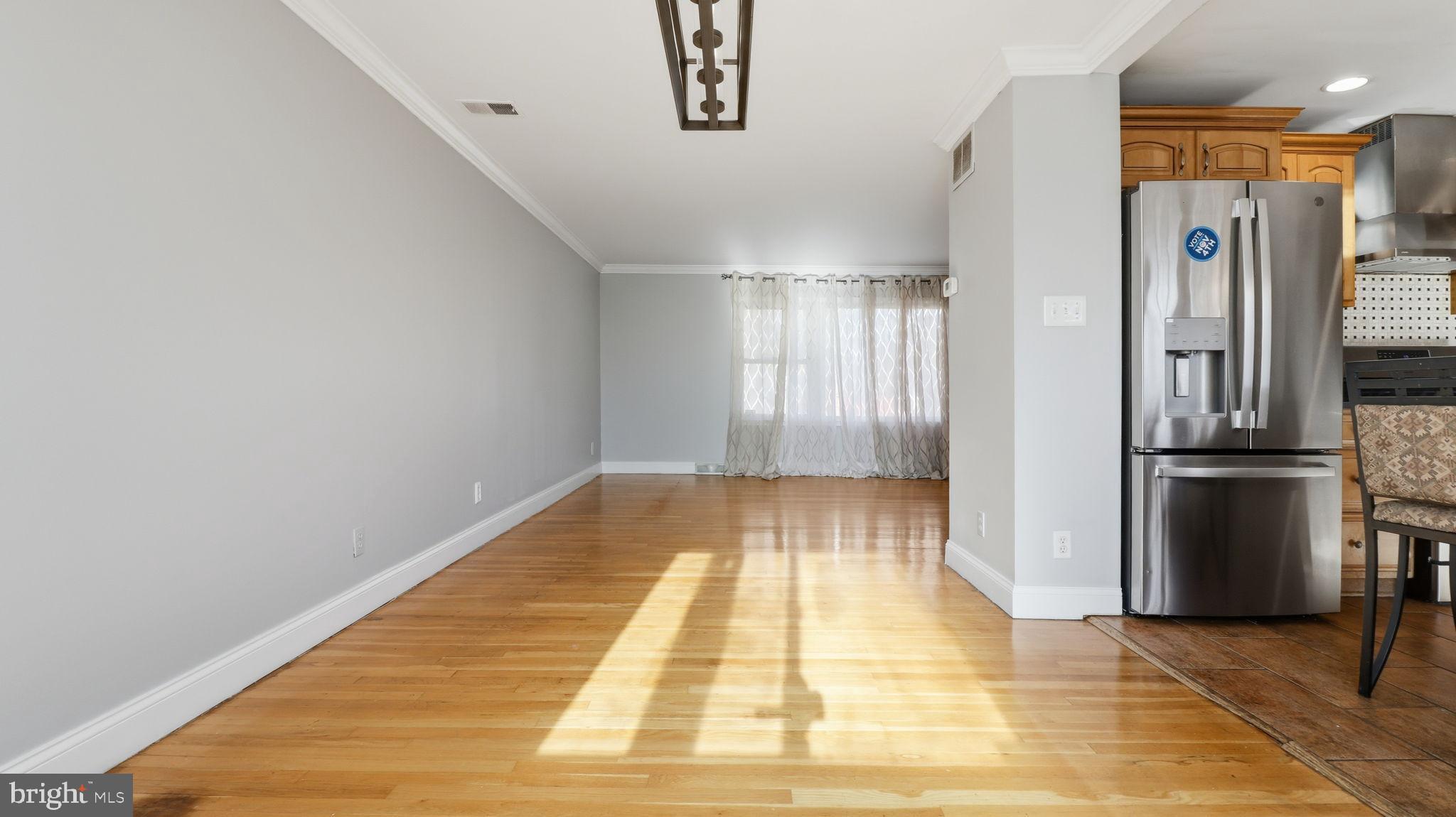 1703 Tioga Road Fort Washington, MD 20744 - Photo 14 of 57 Spacious, sunlit living area with modern charm.