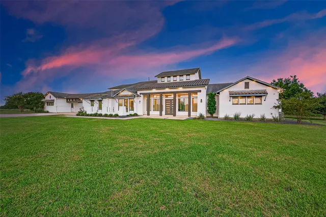a view of a house with backyard and porch