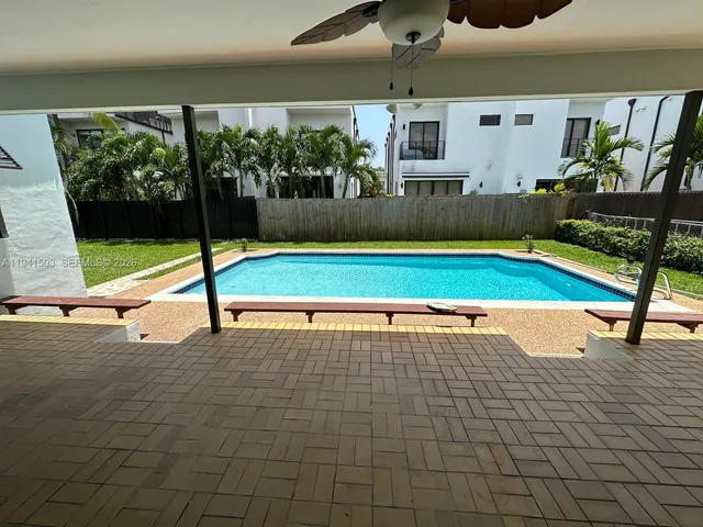 a view of a backyard