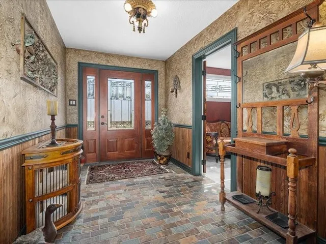 a view of an entryway with a livingroom