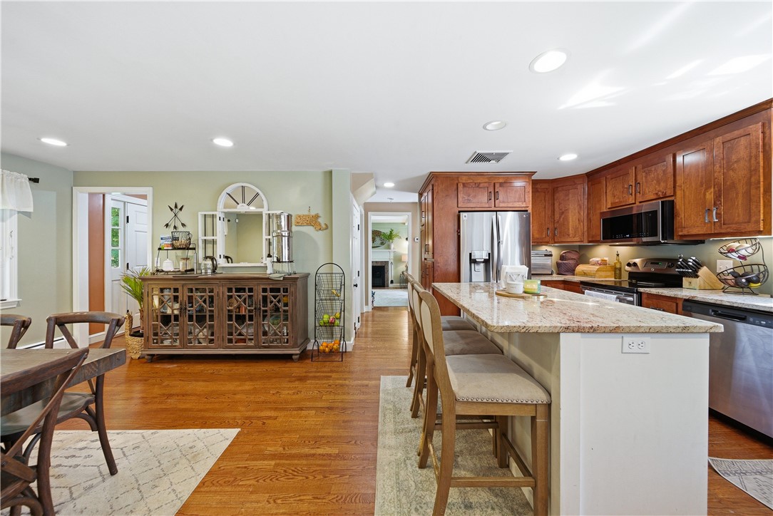 652 Old Post Road North Attleboro, MA 02760 - Photo 7 of 41