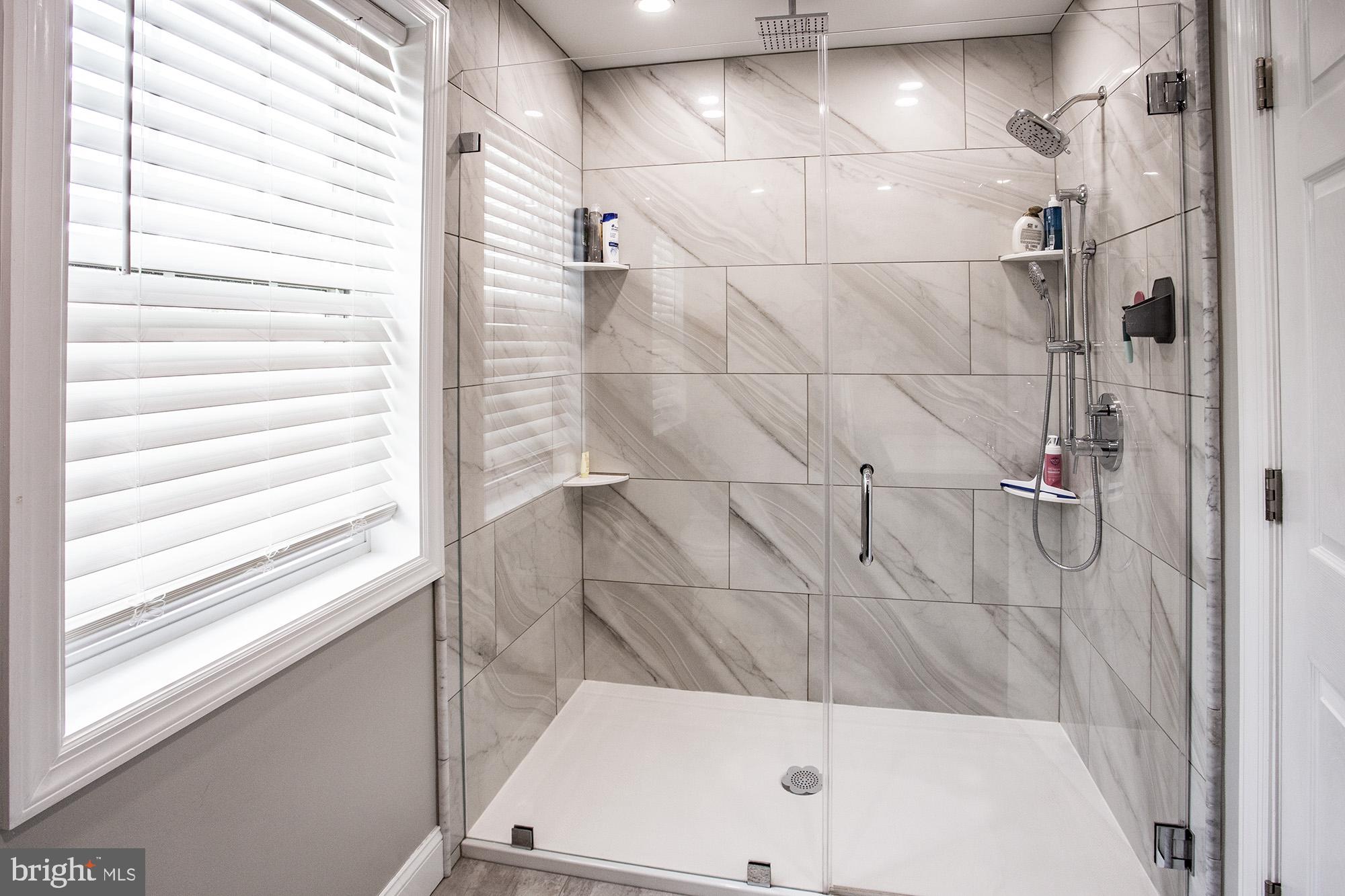 5000 Ogletown Stanton Road Newark, DE 19713 - Photo 17 of 39 a bathroom with a tub and shower