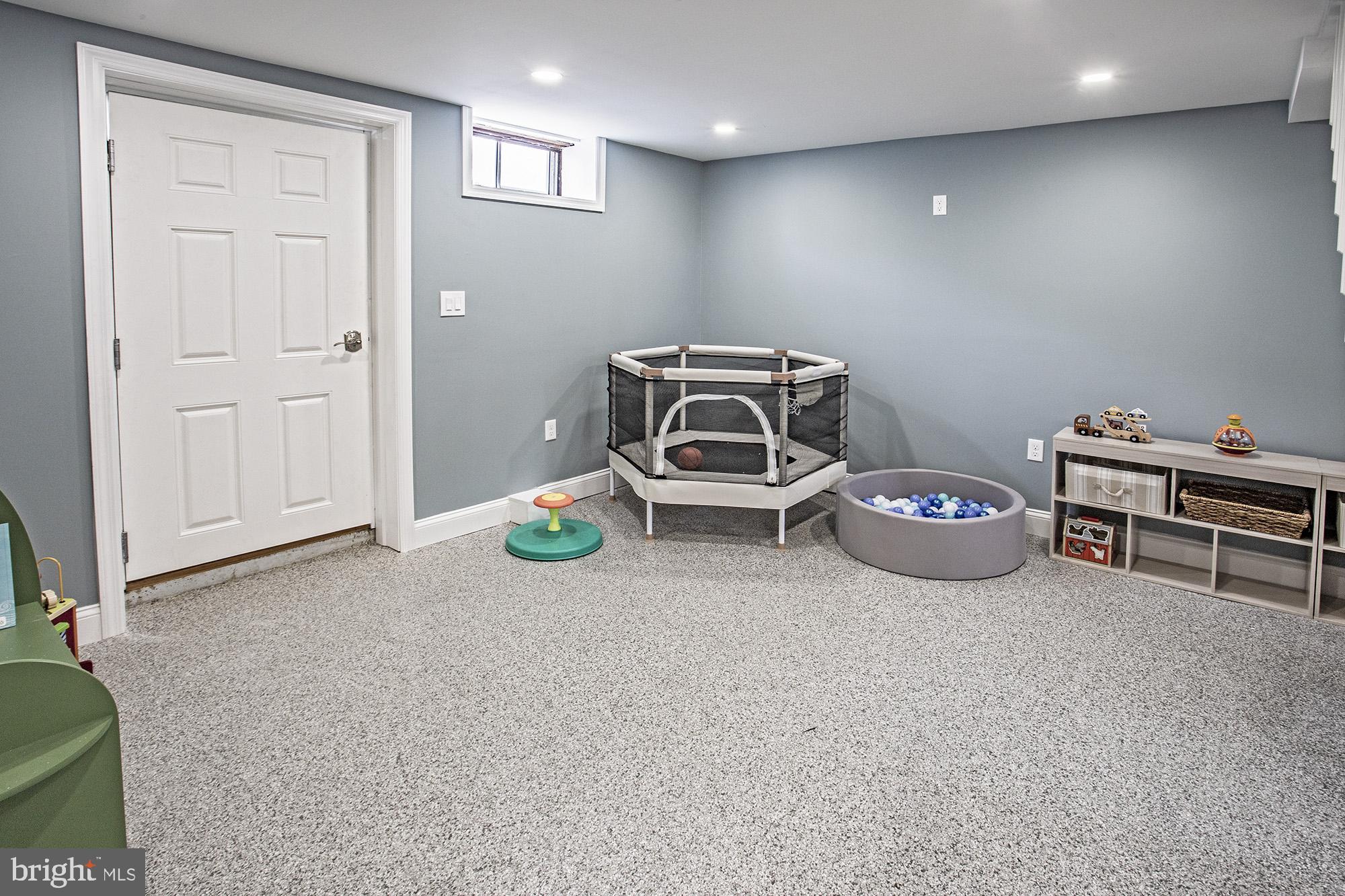 5000 Ogletown Stanton Road Newark, DE 19713 - Photo 23 of 39 a view of a livingroom with furniture