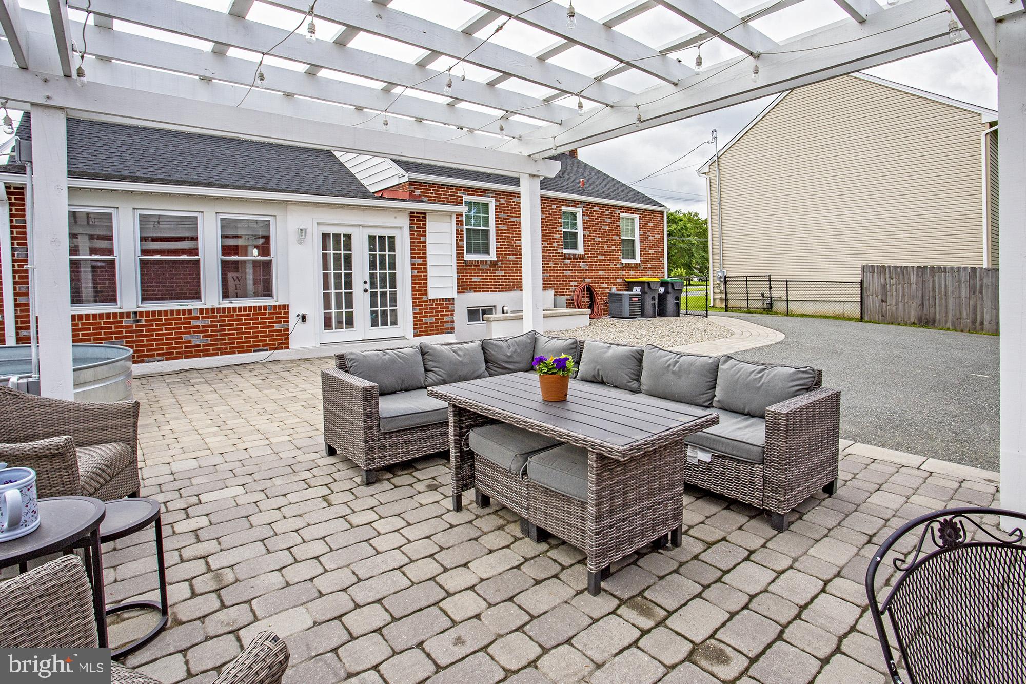 5000 Ogletown Stanton Road Newark, DE 19713 - Photo 26 of 39 a living room with furniture and a large window