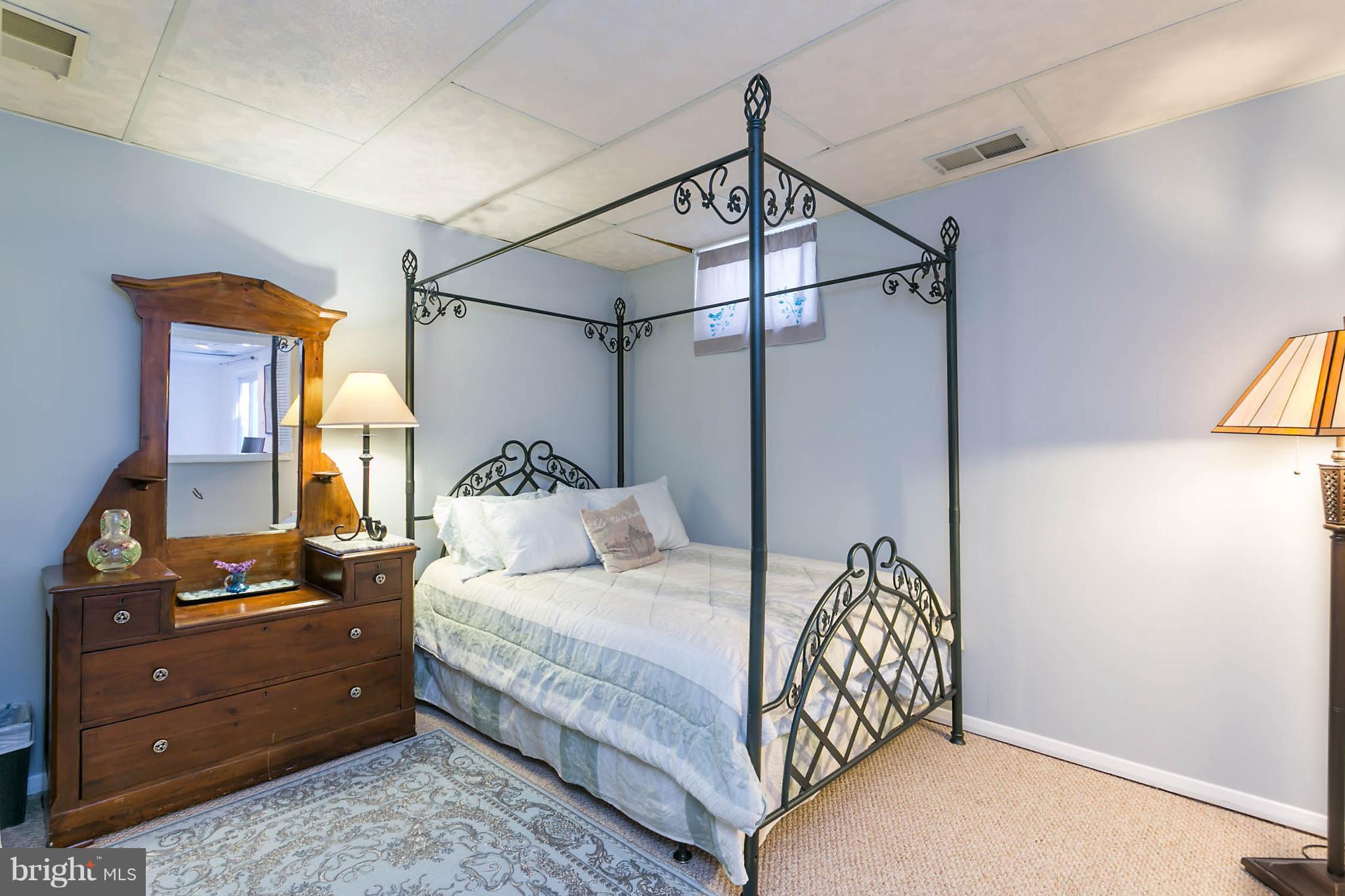 5106 Beaverbrook Road Columbia, MD 21044 - Photo 20 of 30 a bedroom with a bed and a mirror
