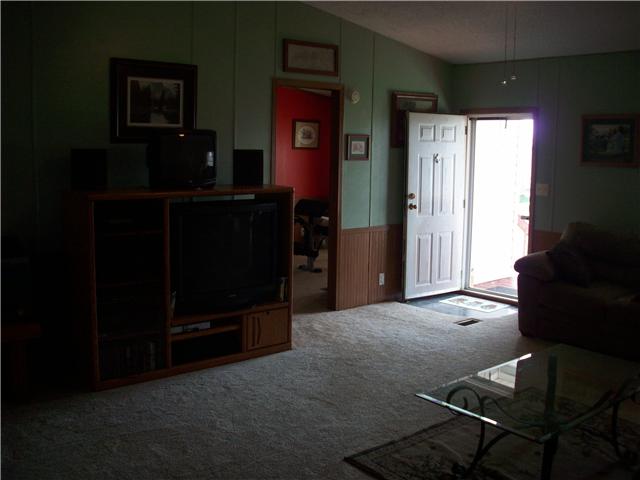 6200 Underwood Road Springfield, TN 37172 - Photo 5 of 16 a living room with furniture and a flat screen tv