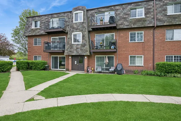 $229,900 | 9352 Bay Colony Drive, Unit 1E, Des Plaines, IL 60016