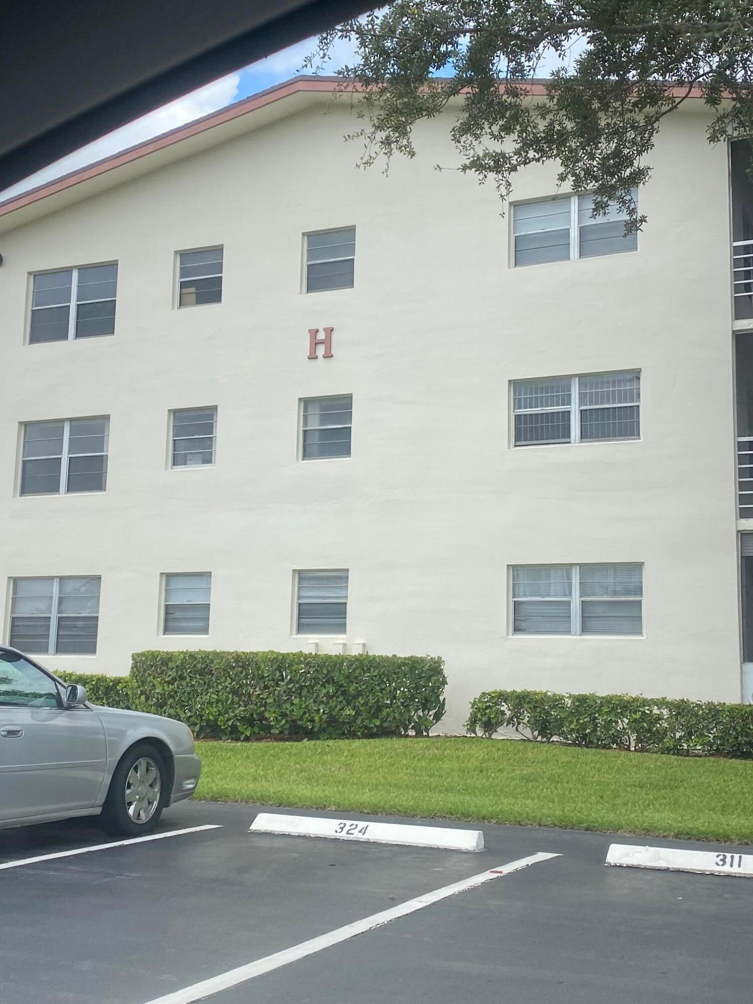 309 Preston H, Unit 309 Boca Raton, FL 33434 - Photo 5 of 18 IMG_3485