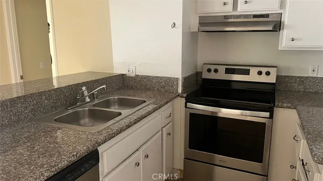$2,750 | 15425 Sherman Way, Unit 101, Van Nuys, CA 91406