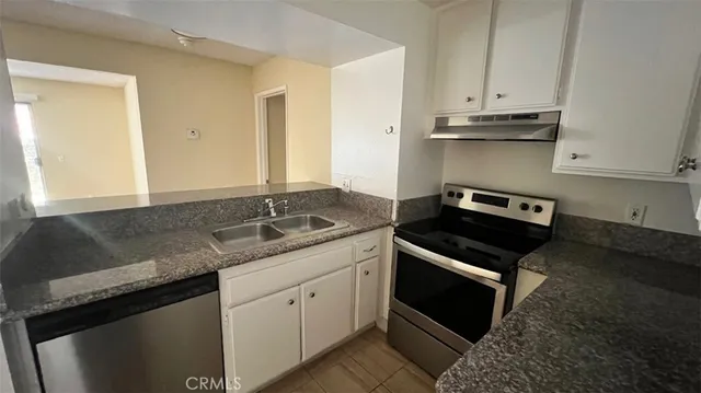 $2,750 | 15425 Sherman Way, Unit 101, Van Nuys, CA 91406