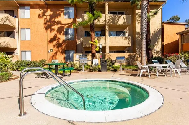 $2,750 | 15425 Sherman Way, Unit 101, Van Nuys, CA 91406