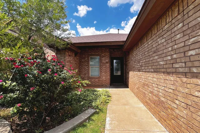 a view of a pathway both side of house