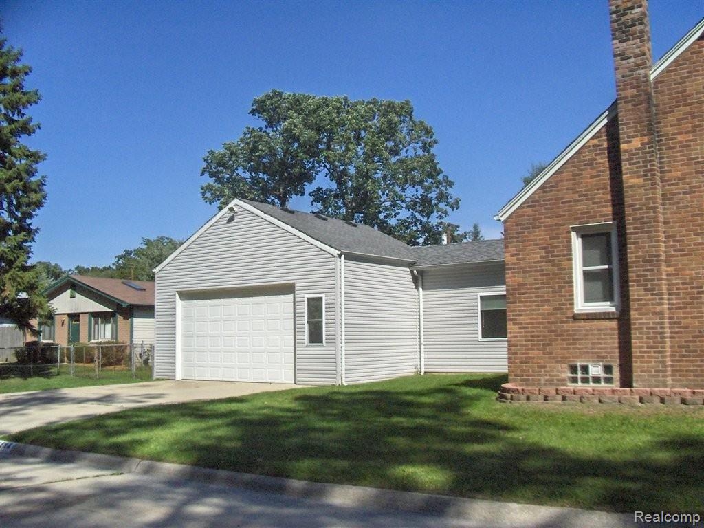 Newer 2.5 Car Attached Garage