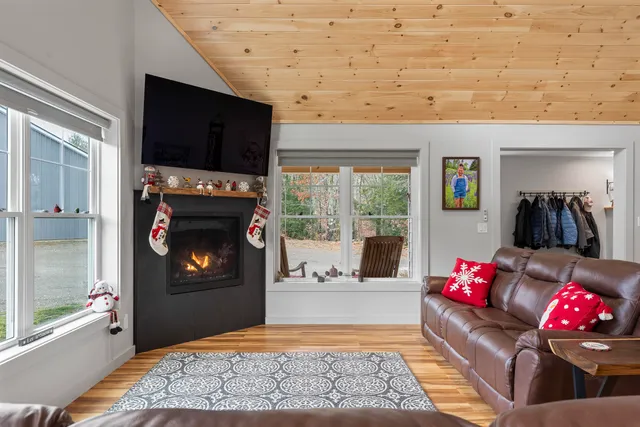 $1,899,000 | 145 East Pond Road, Nobleboro, ME 04555